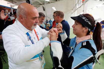 Fernanda Russo junto a Ariel Martínez, tras conseguir la medalla y la clasificación a París en el Polígono de Tiro en Pudahuel
