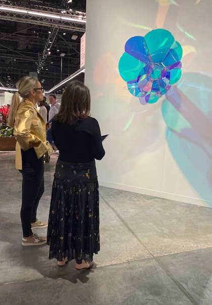 Fernanda Vidigal, asesora de arte brasileña, mientras evaluaba comprar una obra de Saraceno en Tanya Bonakdar