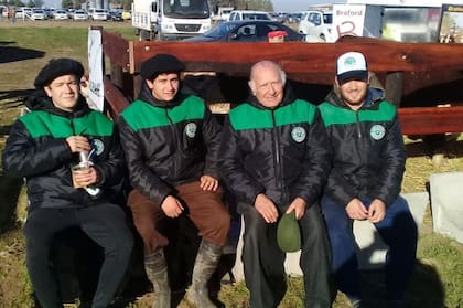 Fernández (a la derecha), junto a su abuelo Vicente y amigos, en una exposición en Santa Fe