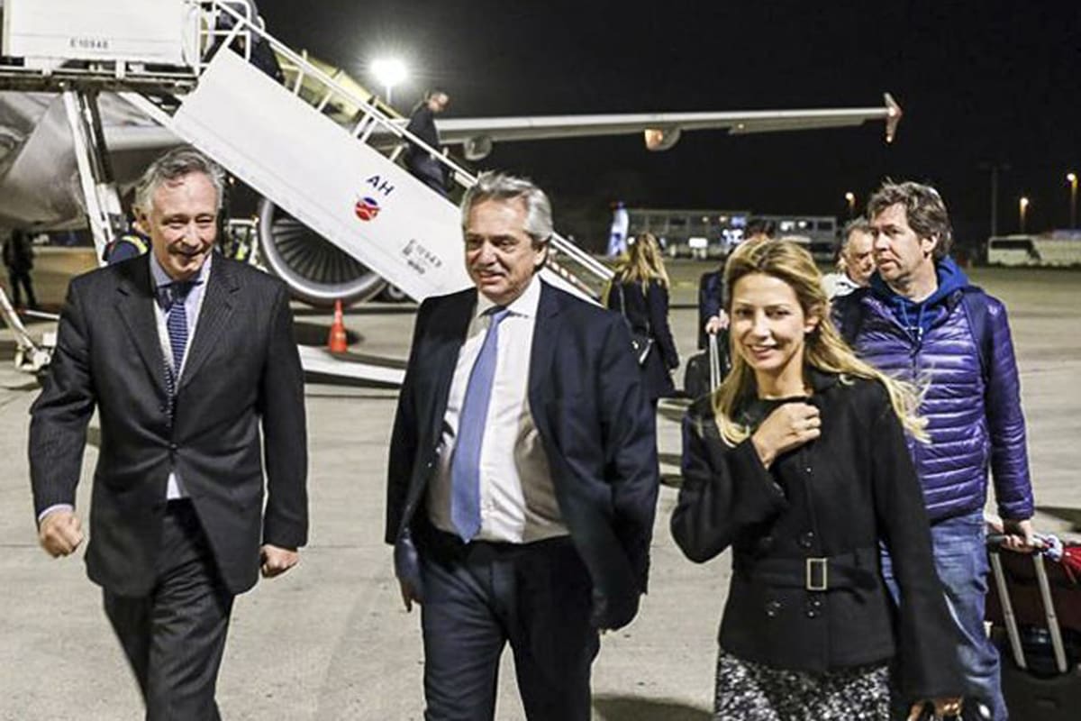 Fernández, al llegar anoche a París