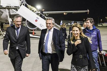Fernández, al llegar anoche a París