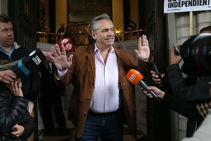 Fernández, ayer, al dejar el Sanatorio Otamendi