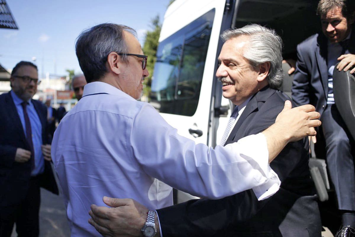 Fernández, ayer, en Tres de Febrero, con el intendente Valenzuela