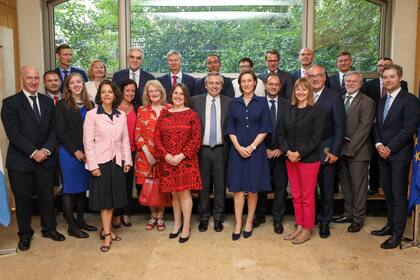 Fernández, ayer, junto a los representantes diplomáticos de la UE