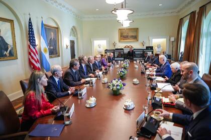 Fernández, Cafiero y Massa, entre otros funcionarios argentinos, en The Cabinet Room, con el presidente de Estados Unidos, Joe Biden, y su equipo