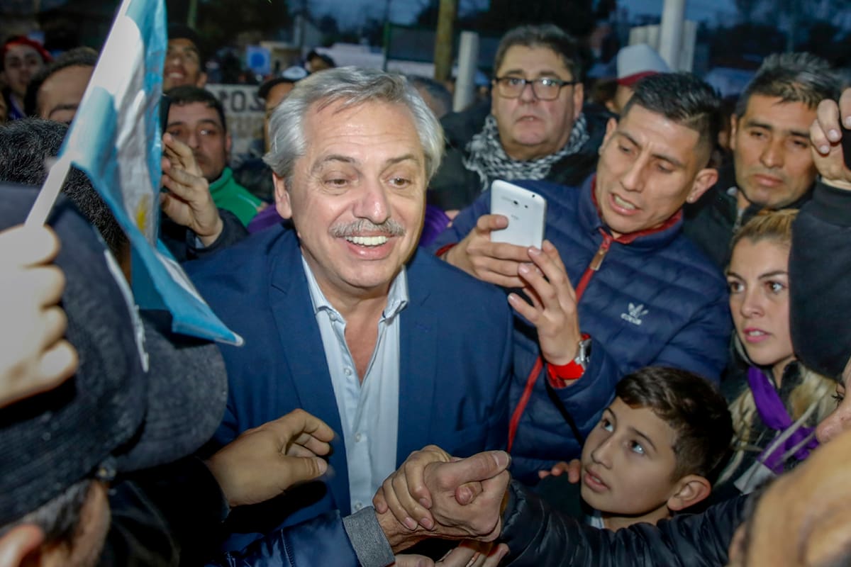 Fernández caminó la última cuadra hasta el acto, para rodearse de vecinos