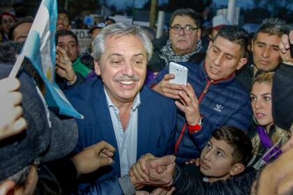 Fernández caminó la última cuadra hasta el acto, para rodearse de vecinos