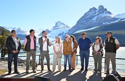 Fernández Campbell junto al presidente de APN Cristian Larsen y autoridades nacionales y provinciales, en la inauguración de las pasarelas en el glaciar Spegazzini, en diciembre de 2024