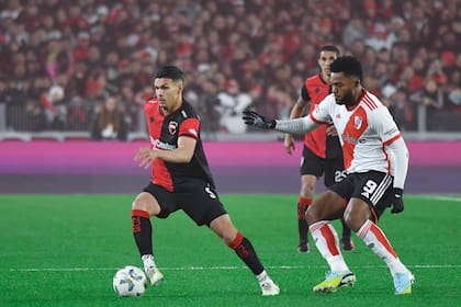 Fernández Cedrés marcado por Borja, en su paso por Newell's el año pasado