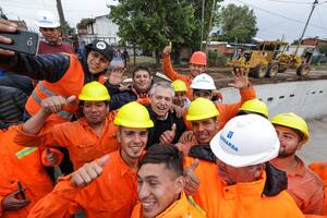 Fernández con trabajadores