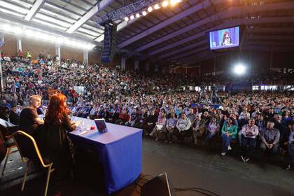 Fernández de Kirchner presentó su libro en El Calafate, que definió como su "lugar en el mundo"