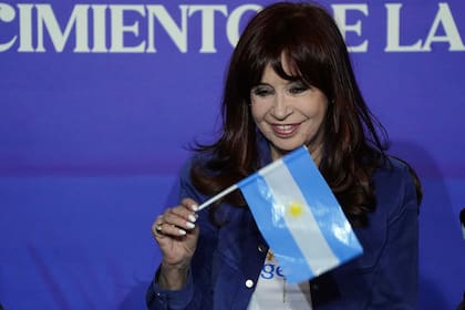Fernández de Kirchner será candidata en Buenos Aires para frenar a la "derecha cruel y esotérica"