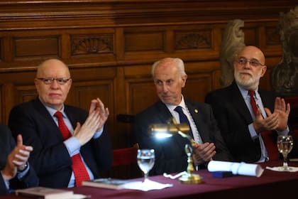 Fernández Díaz, entre otros académicos, le dieron la bienvenida a Oscar Conde en el Museo de Arte Decorativo.