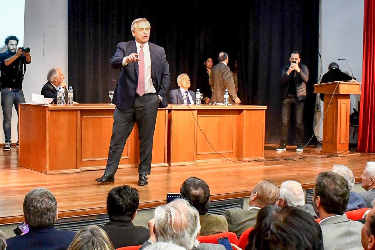 Fernández disertó en la Universidad de Córdoba