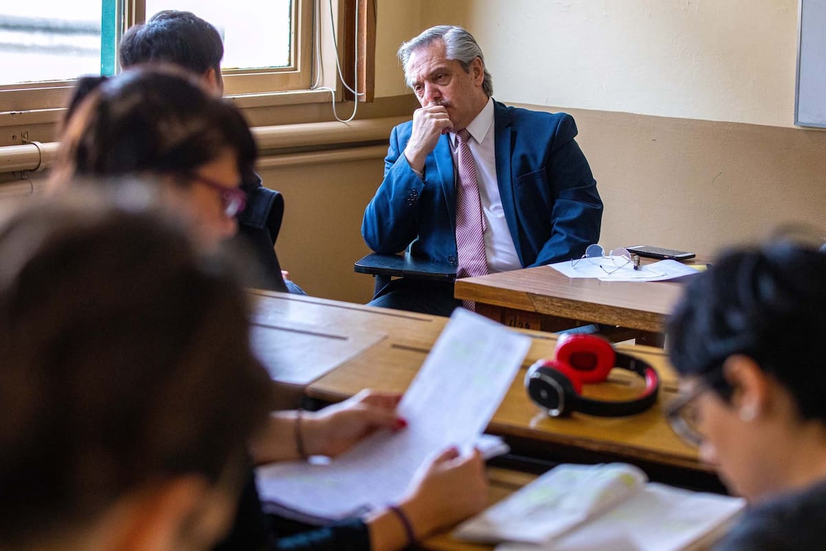 Fernández empezó el día tomando exámenes en la Facultad de Derecho de la UBA