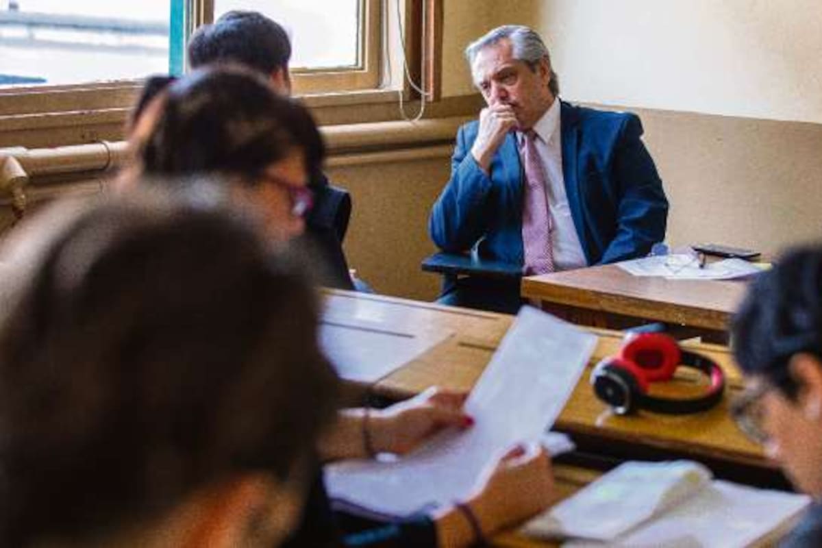 Fernández empezó el día tomando exámenes en la Facultad de Derecho de la UBA