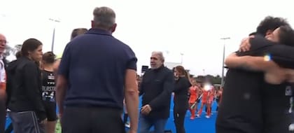 Fernández en el campo de juego, tras la victoria