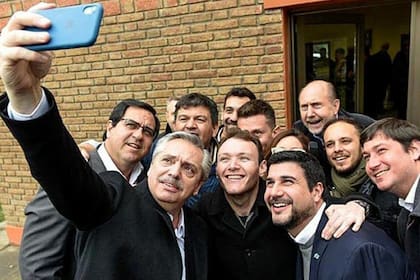 Fernández, en una selfie con Perotti y dirigentes del peronismo de Santa Fe