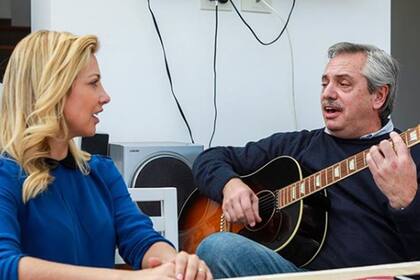 Fernández, entusiasta confeso de la guitarra, compuso una canción cuyo estribillo, según destacó, dice: "si me pierdo yo me encuentro si me caigo, me levanto"
