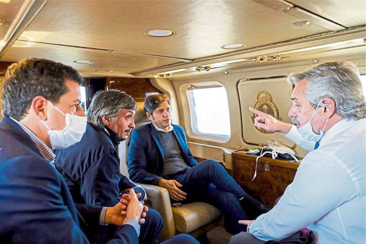Fernández habla con De Pedro, Máximo Kirchner y Kicillof, durante el vuelo en helicóptero al conurbano