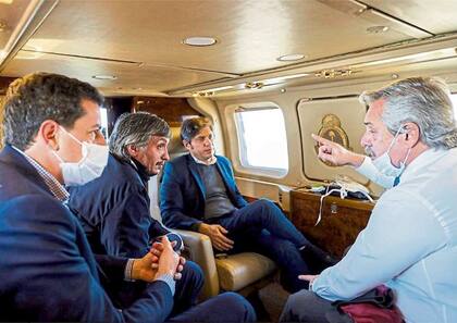 Fernández habla con De Pedro, Máximo Kirchner y Kicillof, durante el vuelo en helicóptero al conurbano