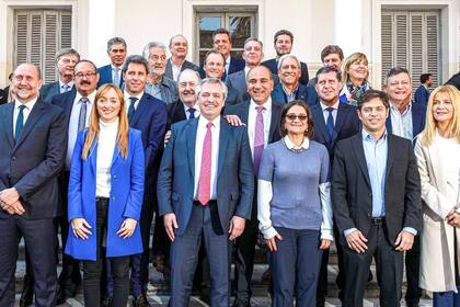 Fernández, junto a los gobernadores del PJ, en la campaña electoral