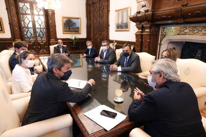 Fernández, Lammens y los representantes del sector turístico