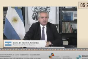 Fernández, luego de que le pasaran un micrófono, en un intento infructuoso de mejorar la calidad del audio