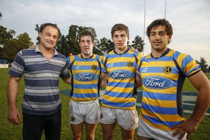 Fernández Miranda, con Camacho, Cancelliere y Ezcurra, los tres medio-scrum que tiene Hindú; algunos se adaptan y juegan en otro puesto