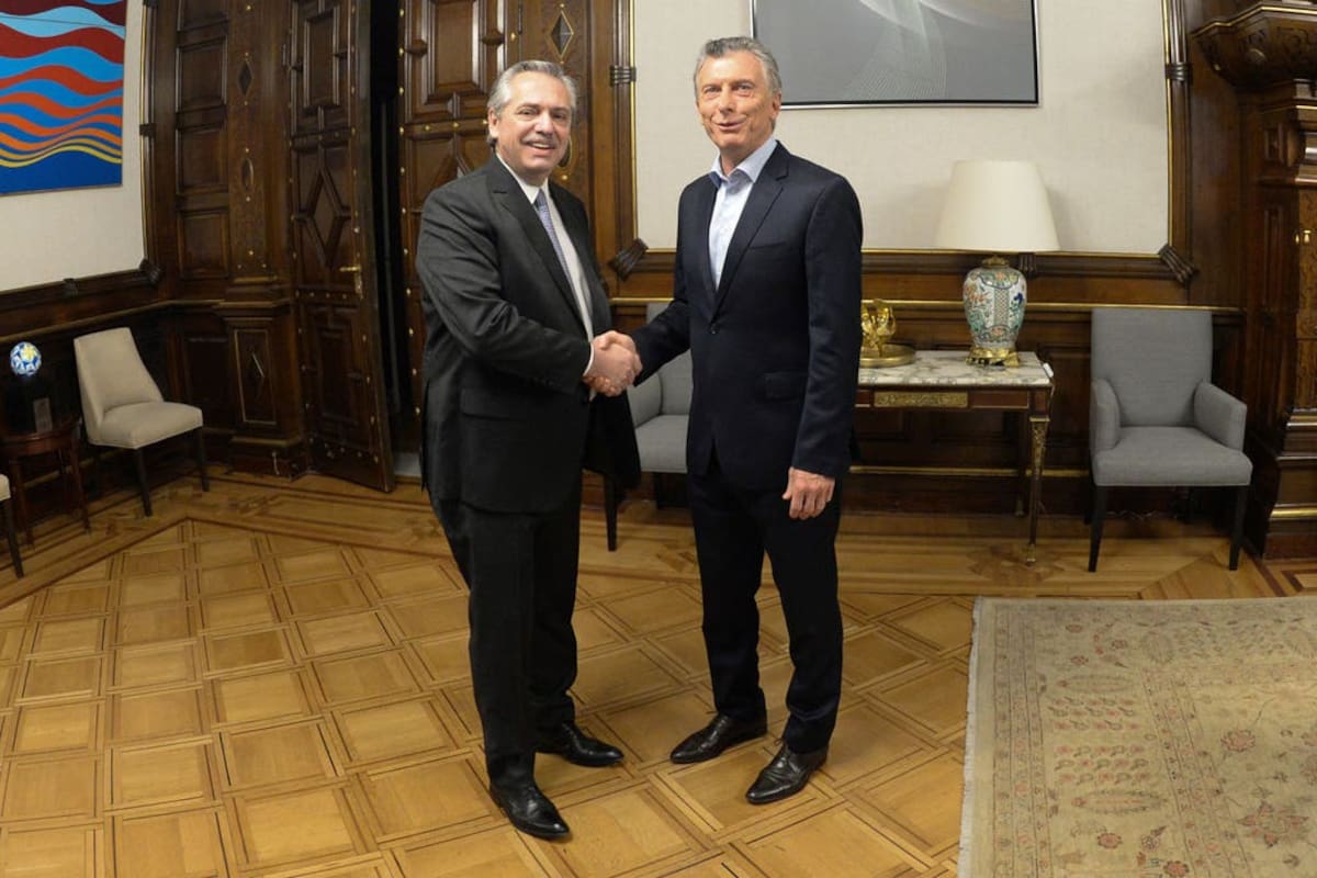 Fernández recibirá los atributos presidenciales de parte de Macri ante los legisladores; así lo acordaron Santiago Cafiero y Marcos Peña