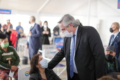 Fernández recorrió un vacunatorio montado por el PAMI en Mendoza.