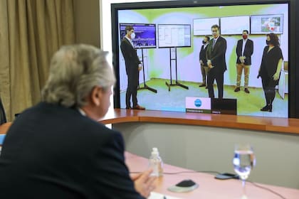 El presidente Alberto Fernández mantuvo hoy una teleconferencia con el gobernador chaqueño, Jorge Capitanich, por el avance del coronavirus en esa provincia, donde se registran casi 2000 casos y 96 muertes
