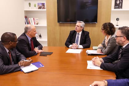 Fernández, Todesca y Kulfas recibieron en la calle México a la delegación del FMI