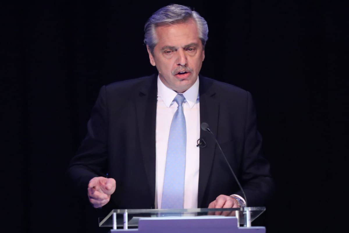 Fernández se desligó de las acusaciones de corrupción sin defender al kirchnerismo; prometió poner de pie al país "como en 2003"