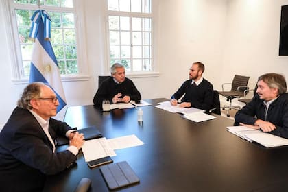 Alberto Fernández, en una reunión con Heller, Guzmán y Máximo Kirchner para bendecir el proyecto del impuesto a la riqueza, el año pasado