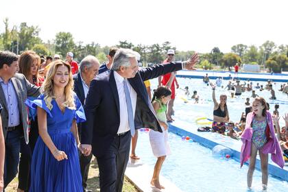 Fernández visitó las piletas de Ezeiza; dijo que la vicepresidenta está "a su lado" y defendió los cambios jubilatorios