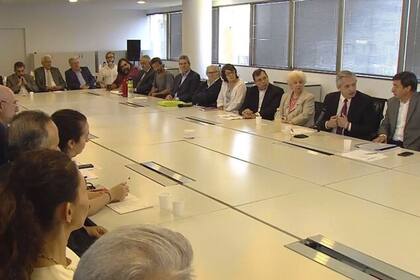 Fernández y Arroyo, el día que se reunió la mesa de lucha contra el hambre; enfrente Salvia (de anteojos)