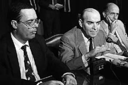 Fernández y Cavallo, al anunciar la convertibilidad, en 1991