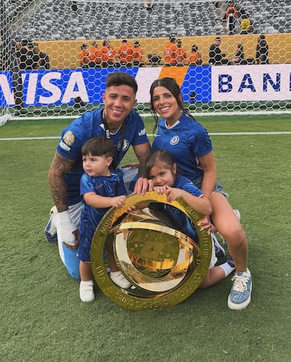 Fernández y Cervantes junto a Benjamín y Olivia celebrando la victoria en el Mundial de Clubes (Foto: Instagram @valucervantes)