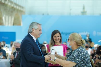 Fernández y Raverta entregaron la jubilación 50.000 por reconocimiento a tareas de cuidado y la anticipada número 2000