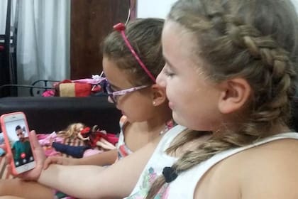 Gracias a la tecnología, se acorta la distancia que hoy hay entre Fernando Bruni y sus hijas Valentina de 9 y Josefina de 6