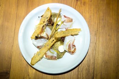 Berenjenas ahumadas con kefir, lardo y confit de limón.