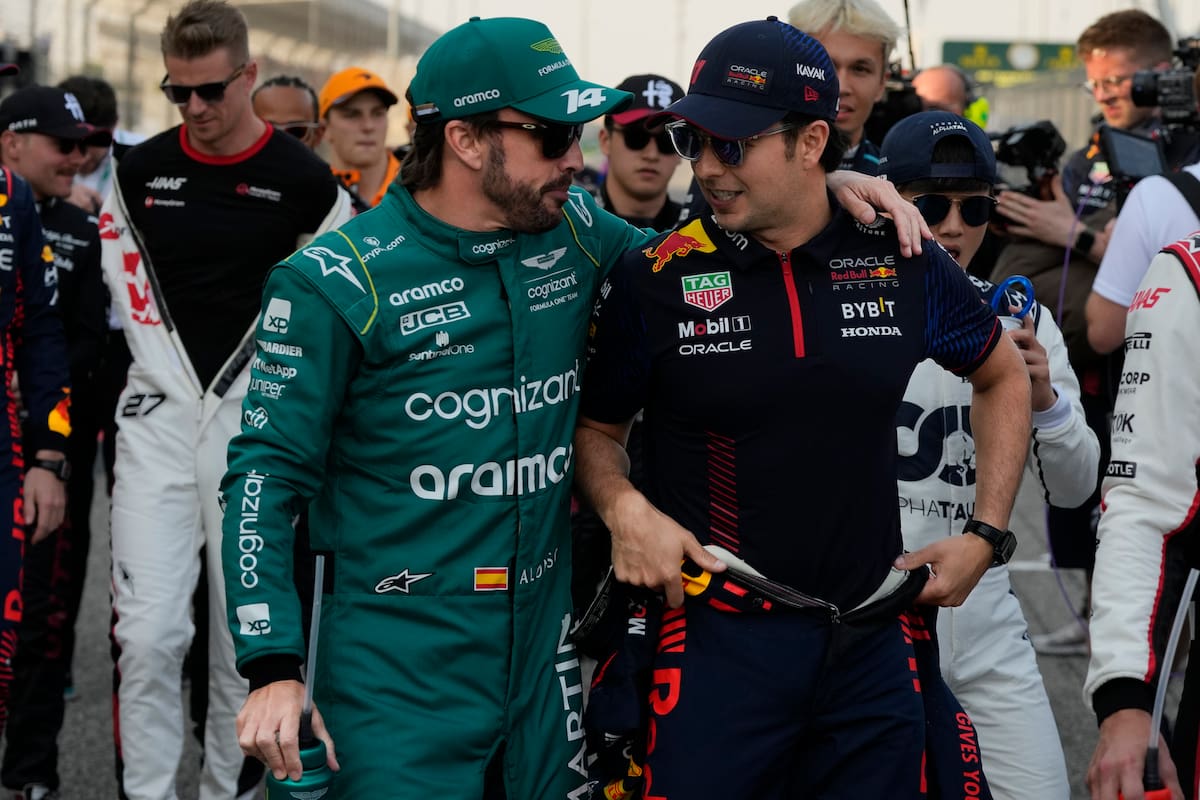 Fernando Alonso camina junto a Sergio Checo Pérez: el piloto asturiano fue codiciado en 2008 por Red Bull Racing, que volvería a la carga para que suceda al mexicano en 2025