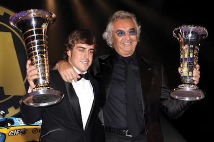 Fernando Alonso, campeón mundial de Fórmula 1 en 2006, y Flavio Briatore, entonces jefe de Renault, posan con sus trofeos en la gala de la FIA en Mónaco (Foto: Pool Interagences/Gamma-Rapho vía Getty Images)