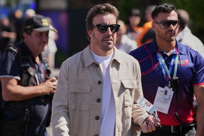 Fernando Alonso de Aston Martin llega al circuito de Albert Park del Gran Premio de Australia, el ju