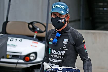 Fernando Alonso empezó a desandar la tercera experiencia en las 500 Millas de Indianápolis; el Rally Dakar, en territorio árabe, la única competencia que realizó el asturiano en el año
