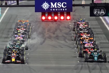 Fernando Alonso, en el segundo lugar de largada en Jeddah: se ve claramente cómo el español se ubicó a la izquierda del cajón de salida