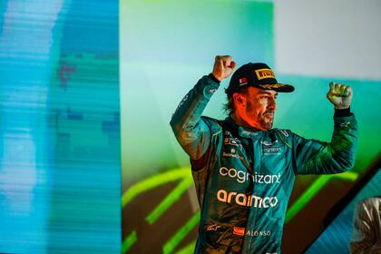 Fernando Alonso festeja el tercer lugar del podio en el GP de Bahrein