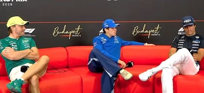 Fernando Alonso, Franco Colapinto y Carlos Sainz, en la rueda de medios en el circuito de Hungaroring: los dos pilotos españoles fueron empujados por la prensa como candidatos a ocupar el asiento del argentino en 2027