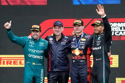 Fernando Alonso, Max Verstappen y Lewis Hamilton, tres pilotos campeones del mundo, y Adrian Newey, diseñador de autos ganadores en Williams, McLaren y Red Bull Racing; el ingeniero recibió palabras elogiosas del asturiano y del británico